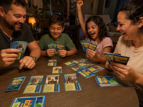 Crianças jogando o Trunfo Bíblico