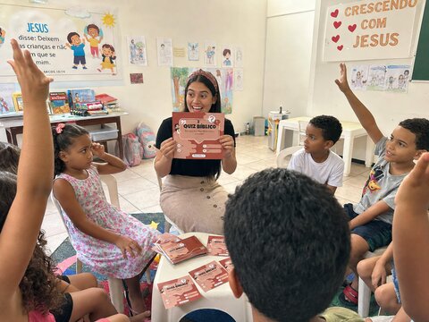 Turma de escola dominical jogando o Quiz Bíblico
