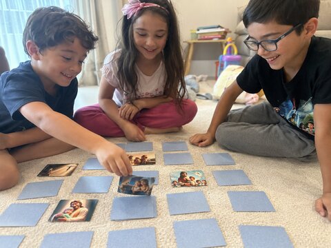 Família jogando o Trunfo Bíblico à mesa